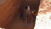 Die Bauarbeiten in Bamako: Aushub der Toilettengrube.