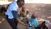 Abdoulaye Traoré, der die Fabrik in sein Dorf gebracht hat und in der Gegend gut bekannt ist, lässt die Frauen Malibelle probieren, die gute Creme mit Karitébutter aus Siokoro.