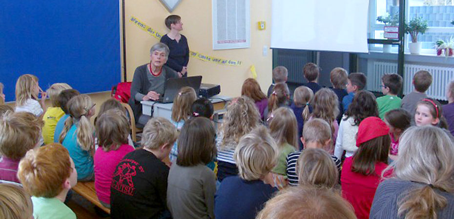 Ruth Hoffer bei der Mali-Projektwoche in der Grundschule Steckenborn