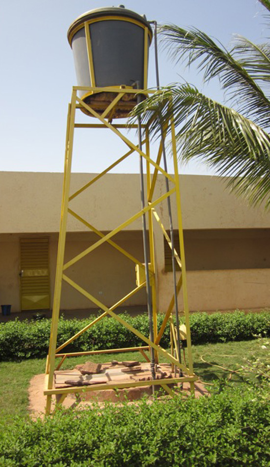 Die Solarpumpe befördert das Wasser auf den Turm.