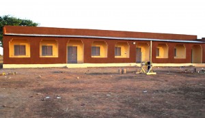 Die Frontansicht des neuen Schulgebäudes.