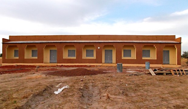 Das fertige Schulgebäude vor der Eröffnung.